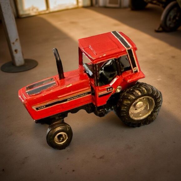 ERTL 80s Vintage Red Black Detail International Harvester 5088 Tractor 1:64 - Picture 1 of 7